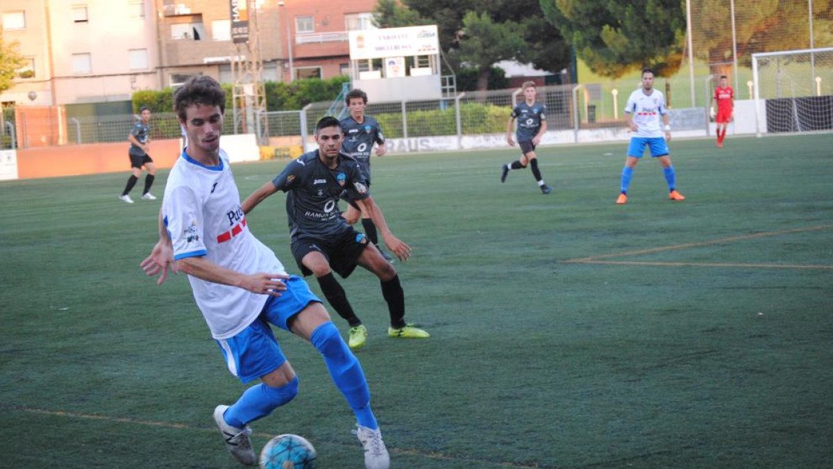 Una acción del partido entre el Mollerussa y el Lleida Juvenil.