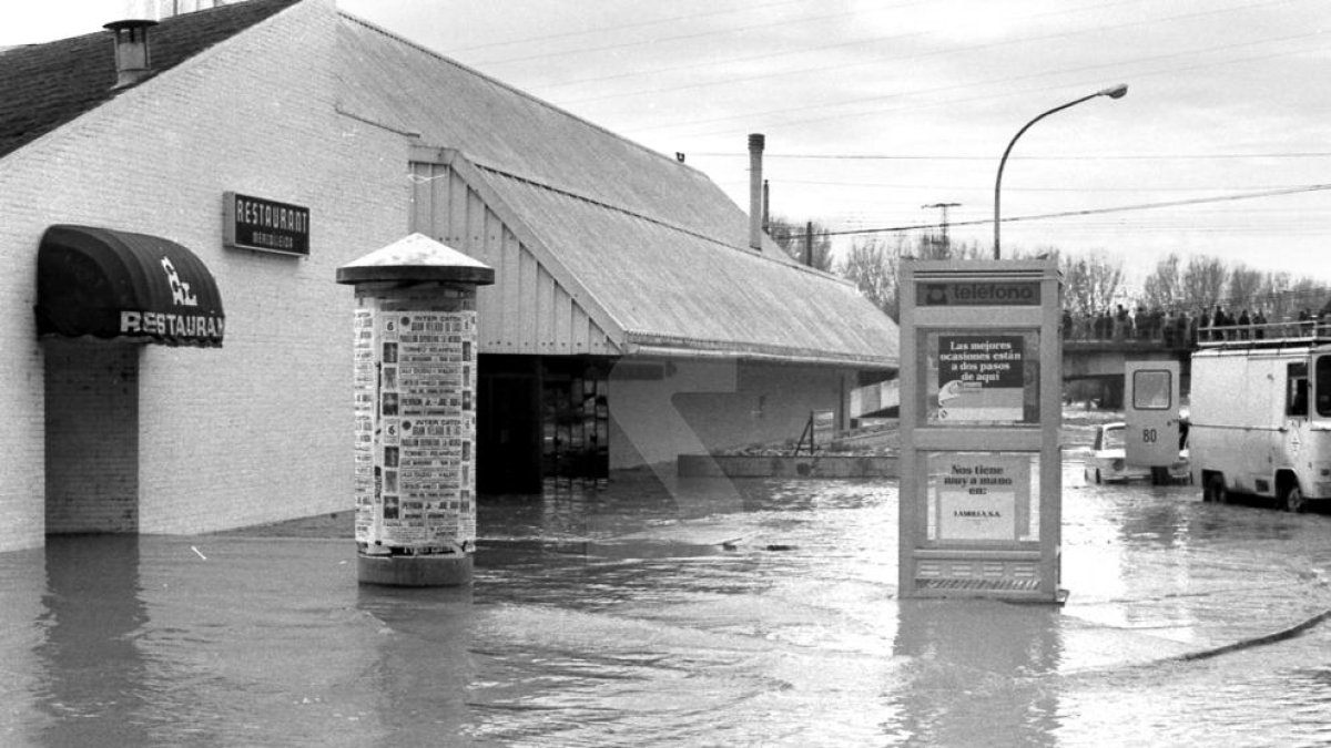 La cabina situada al lado de Mercolleida en plena inundación de 1982