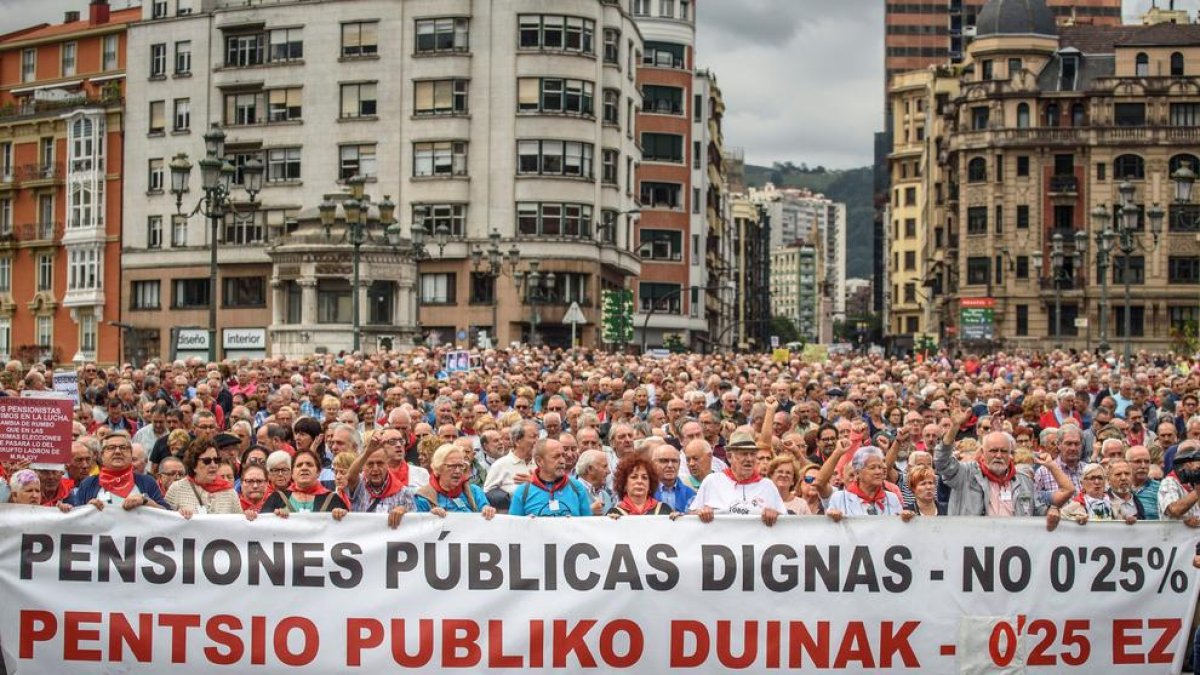 Un momento de la manifestación de los pensionistas celebrada ayer en Bilbao.