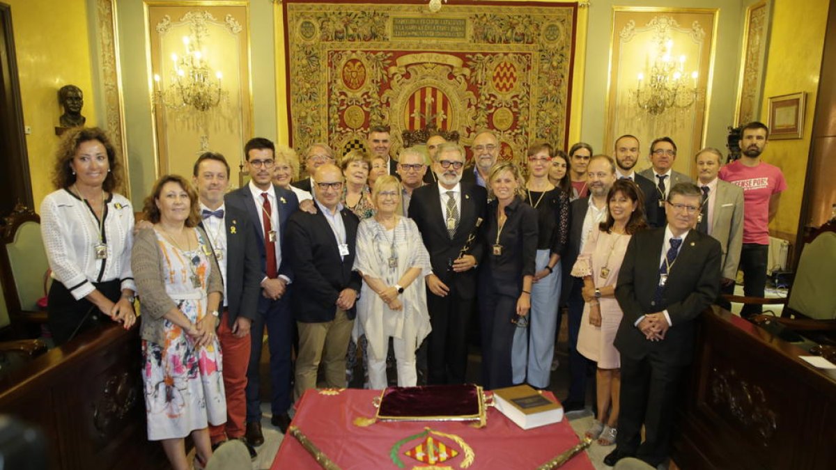 Foto de familia de los actuales ediles tras la investidura de Larrosa.