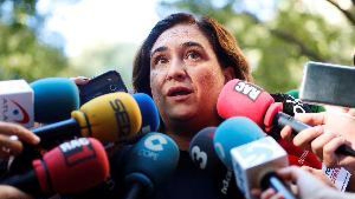 Colau aclara que la universidad no le pidió nada irregular y pide disculpas a la UB