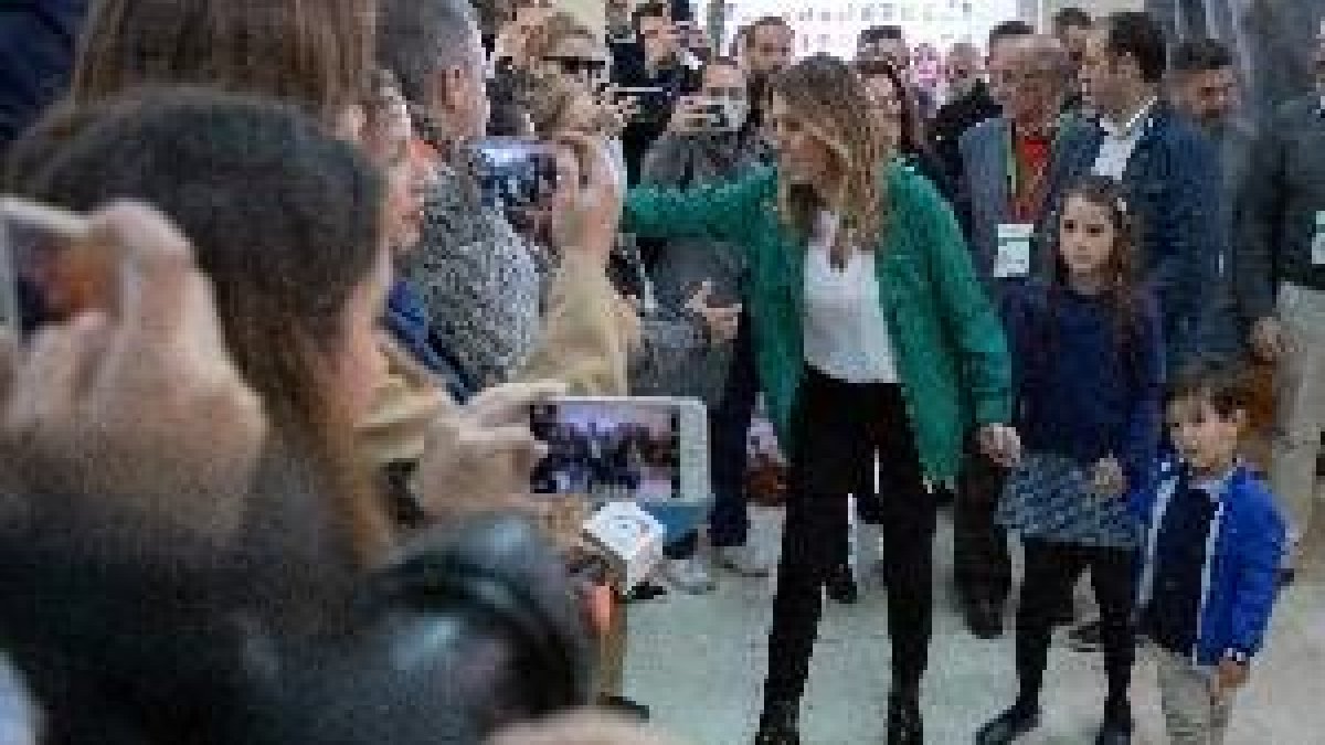 Dos apoderados de Vox increpan a Susana Díaz cuando acude a votar