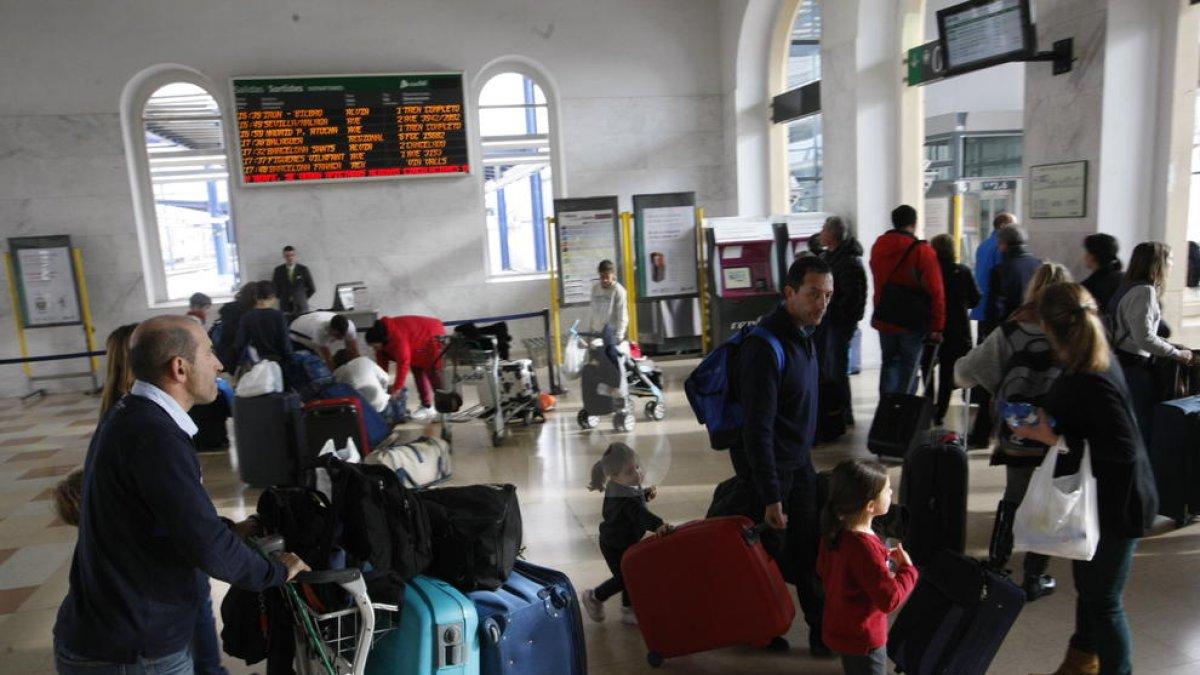 Un robatori de cable interromp la circulació de trens entre Lleida i Montblanc