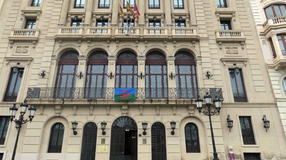 Bandera gitana a la façana de la Paeria