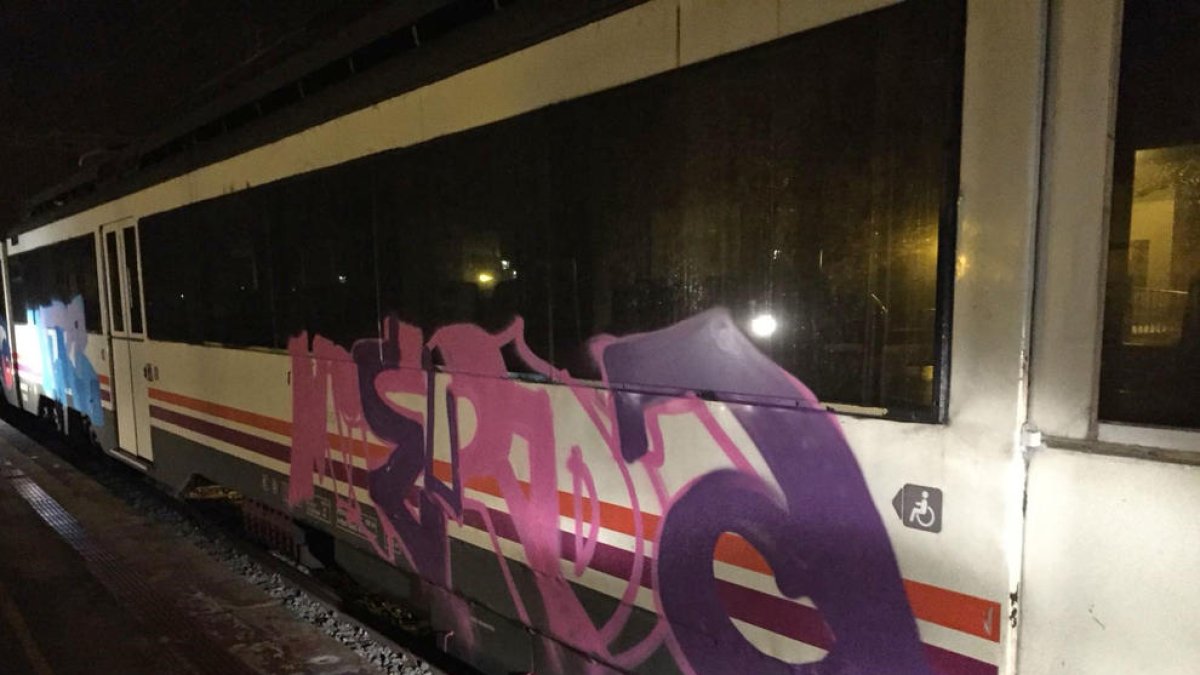 Una de las pintadas en un tren parado en la estación de Cervera.