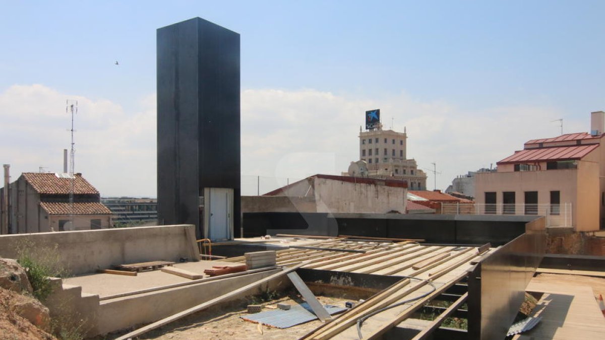 Instalan la carcasa y la cabina del ascensor del barrio judío