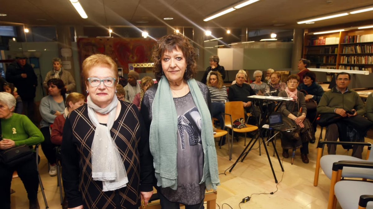 Teresa Gil (esquerra) i Isa Sáez (dreta), ahir durant l’homenatge que van rebre a Balàfia.