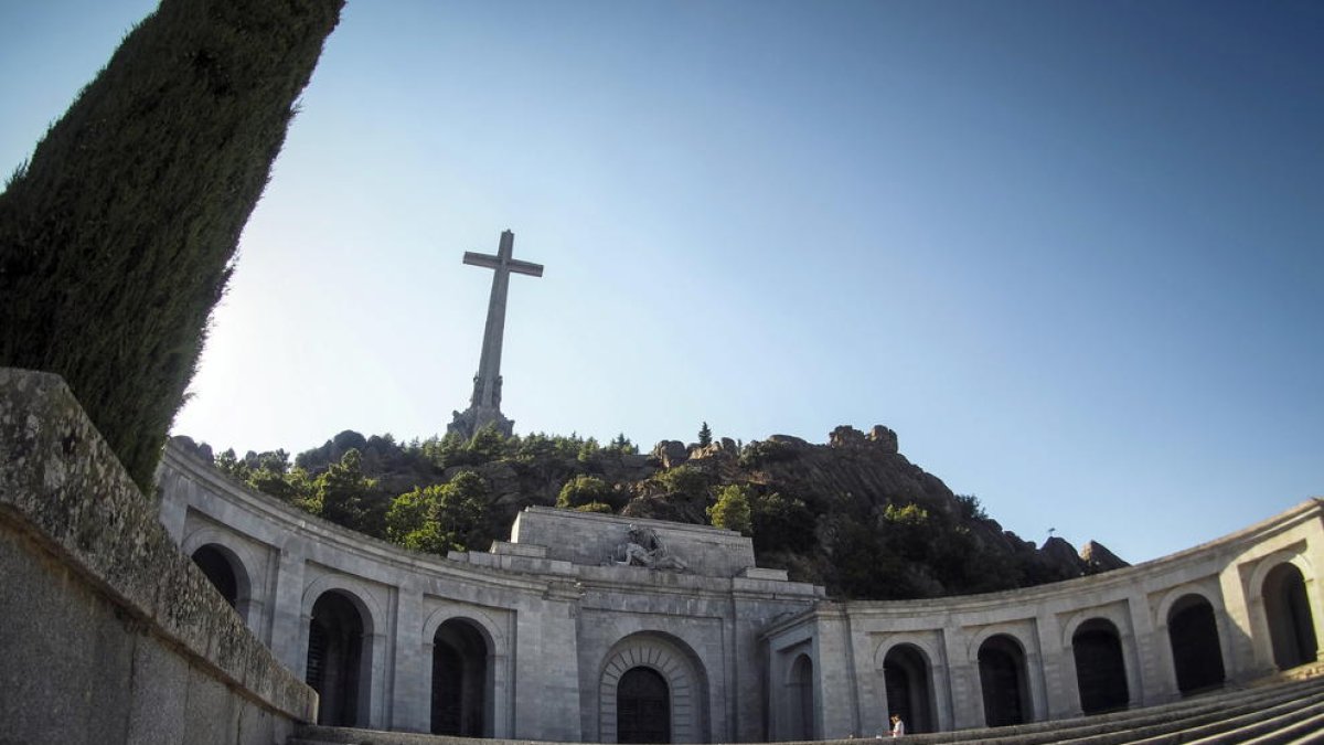 El Govern contempla enterrar Franco a l'Almudena si no és