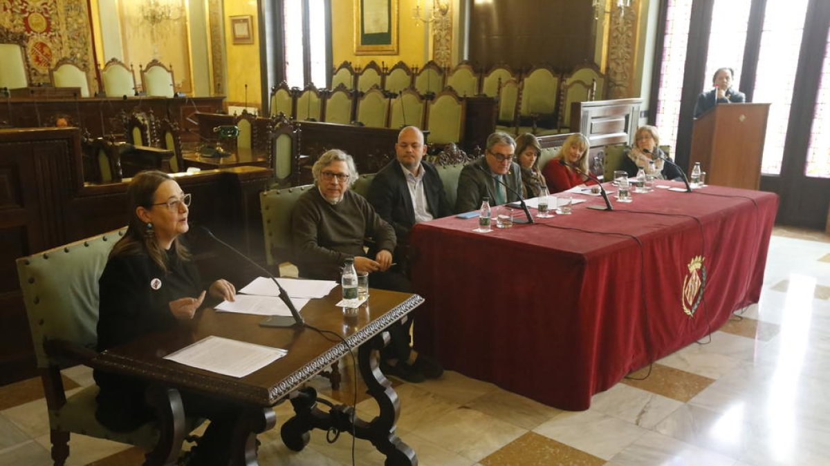 Acto inaugural en la Paeria del homenaje al desaparecido escritor leridano Carles Hac Mor.