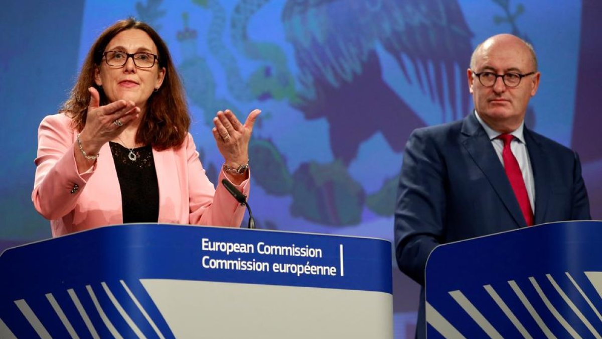 La comissària de Comerç, Cecilia Malmström, i el comissari d’Agricultura, Phil Hogan, ahir.