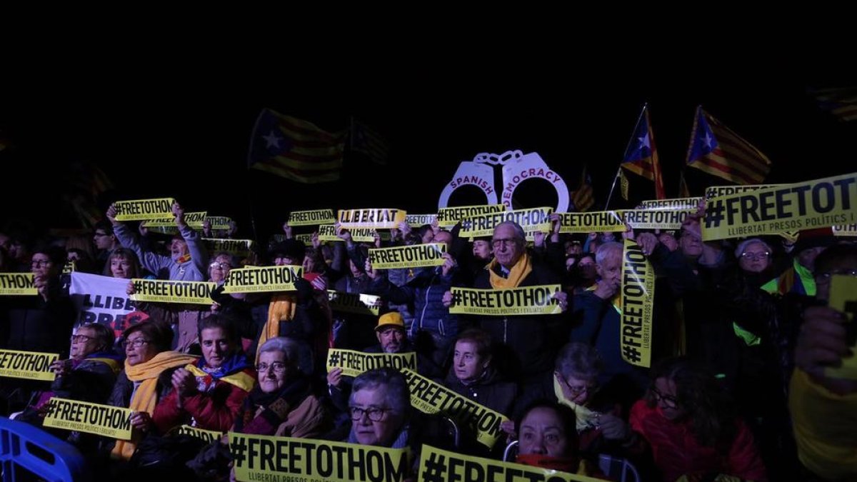 Milers de persones van anar a les portes de la presó de Lledoners per mostrar el seu suport als presos i el rebuig frontal a la Fiscalia.