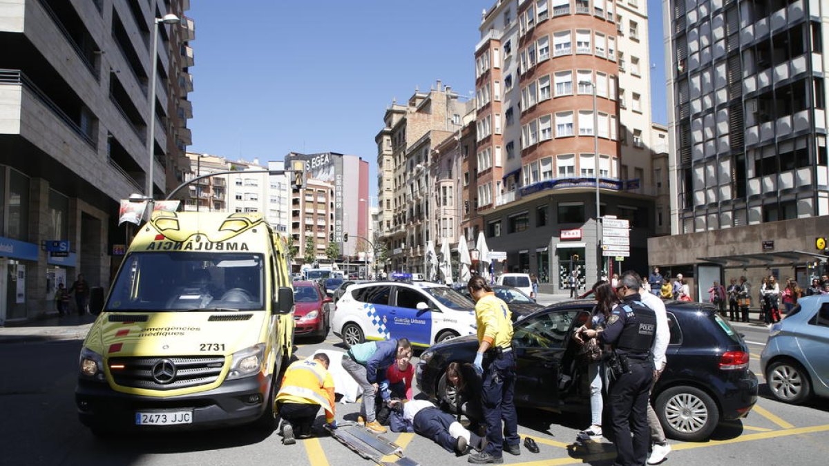 Sanitaris atenen el motorista ahir al lloc dels fets.