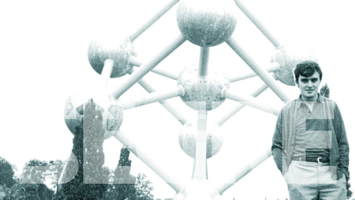 ATOMIUM. El futur alcalde exercint de físic en un viatge de joventut a Brussel·les