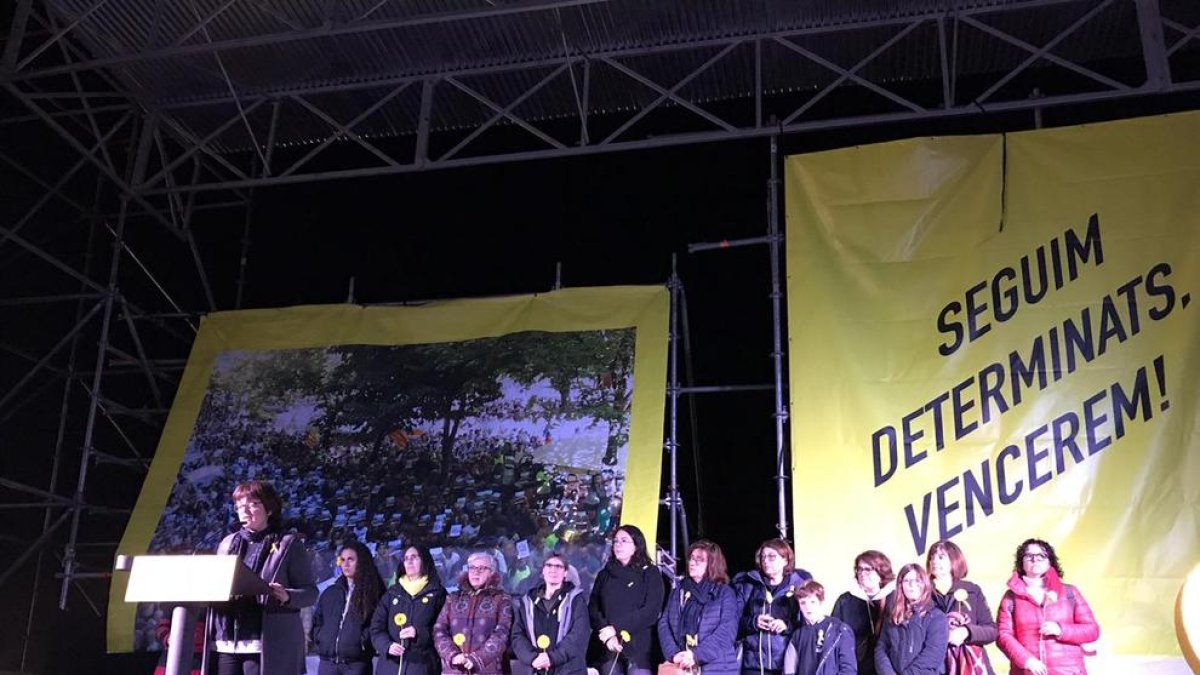 Familiars dels presos a Lledoners a l’escenari ahir durant l’acte davant la presó.