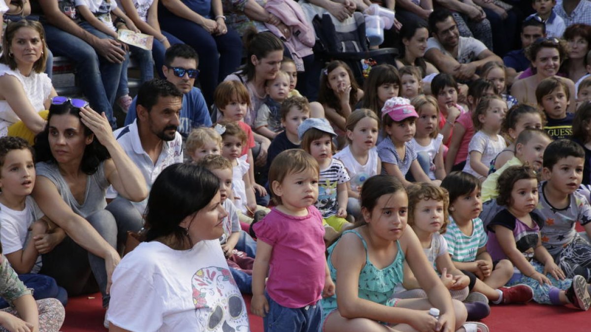 Cientos de personas, entre pequeños y mayores, tomaron ayer el centro de Torrelameu para disfrutar de los espectáculos y juegos de la segunda edición del festival Marrameu.