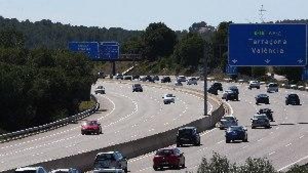 La comisión de expertos propone subir un 28,6% el gasóleo y abaratar un 7% la electricidad
