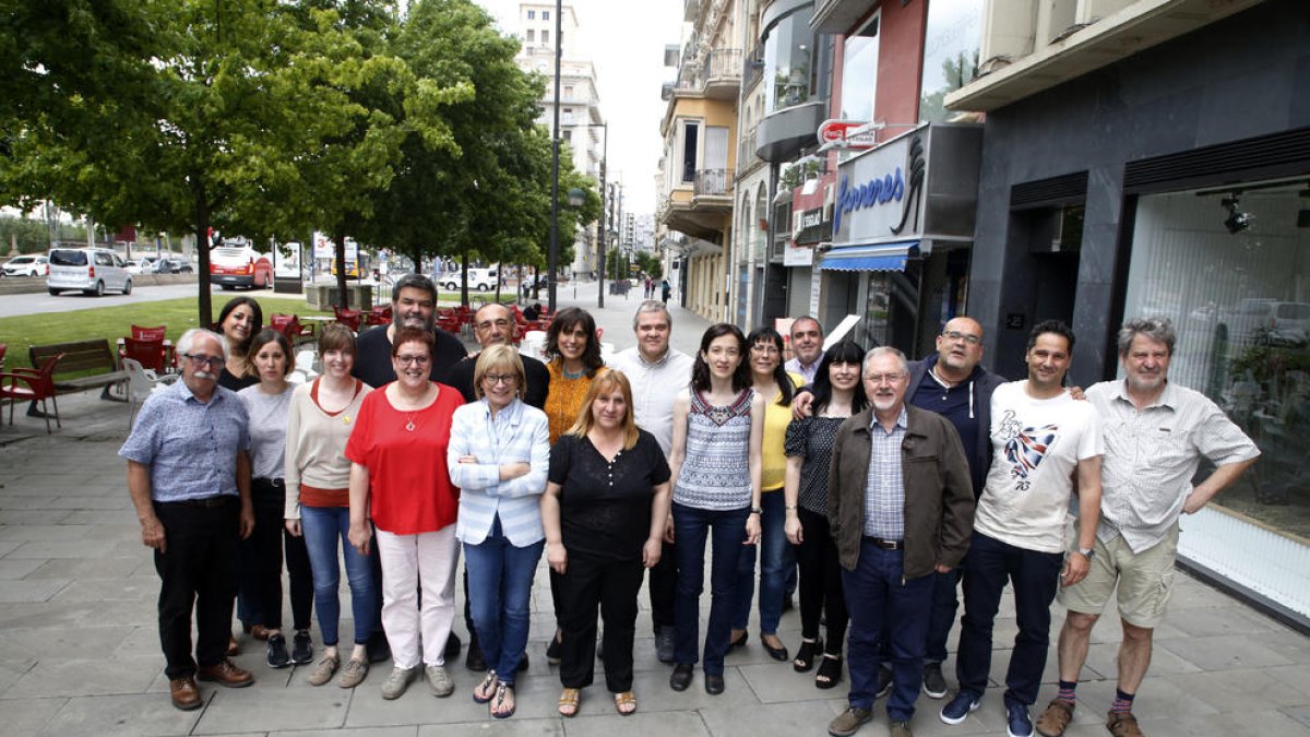 Una vintena d’autors van participar ahir a la jornada central del festival El Segre de Negre a Lleida.