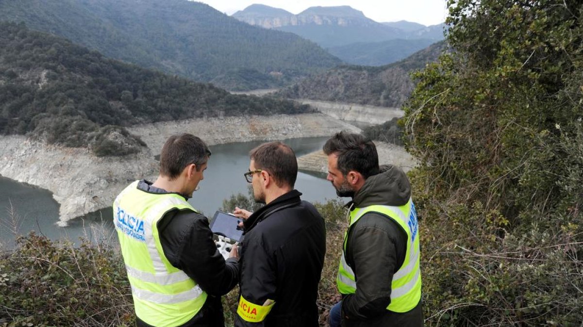 Agents dels Mossos d’Esquadra durant la reconstrucció al pantà de Susqueda.