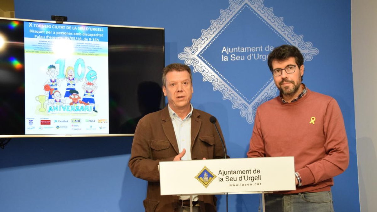 Pere Porta, president del Sedis Bàsquet, amb l’alcalde de la Seu, Albert Batalla.