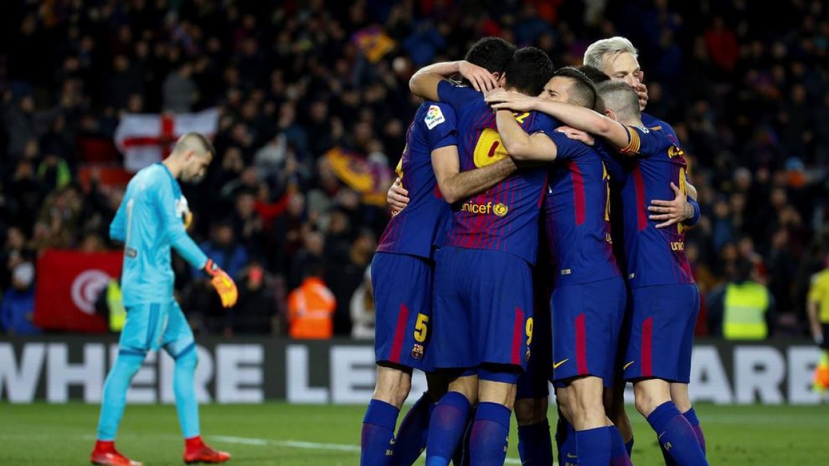 Umtiti disputa una pilota amb Vietto.