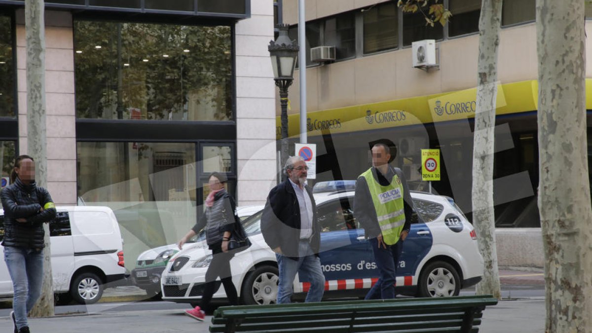 El president de la Diputació, Joan Reñé, a l'arribada a la Diputació dimarts amb els Mossos.