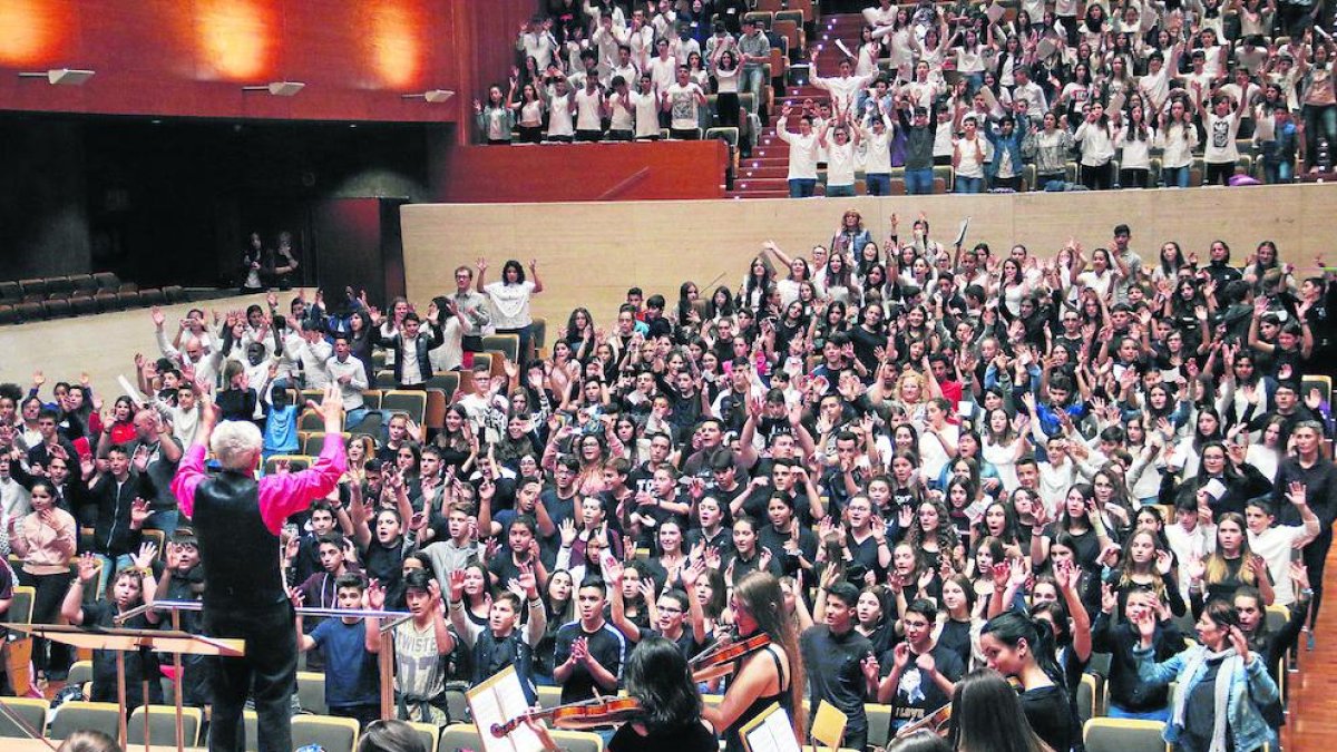 Moment en què els cantaires van interpretar el ‘Cant de la Trobada’, que va posar fi al concert.