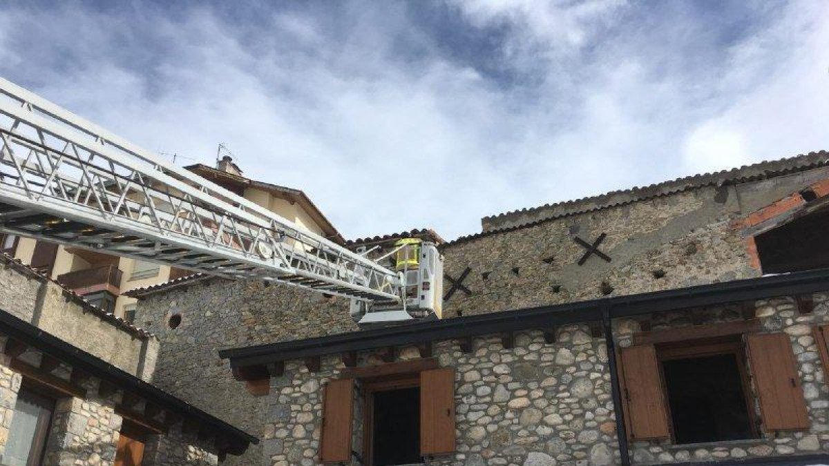 Bomberos trabajando con el camión-escalera en Bellver.