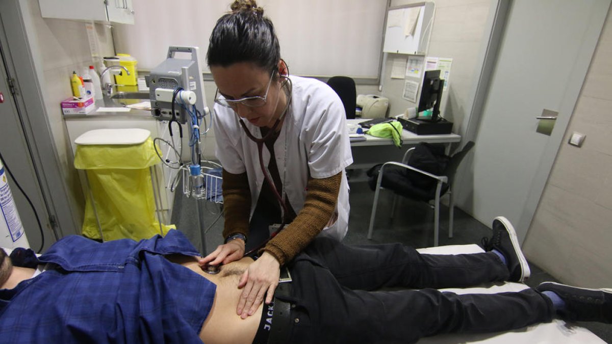 Una doctora chequea el estado de un paciente que ha llegado al CAP de Rambla Ferran a través del Servicio de Atención Continuado.