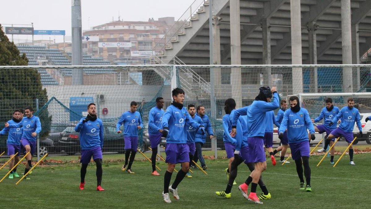 La plantilla del Lleida, amb Cheng al centre, durant l’entrenament d’ahir.