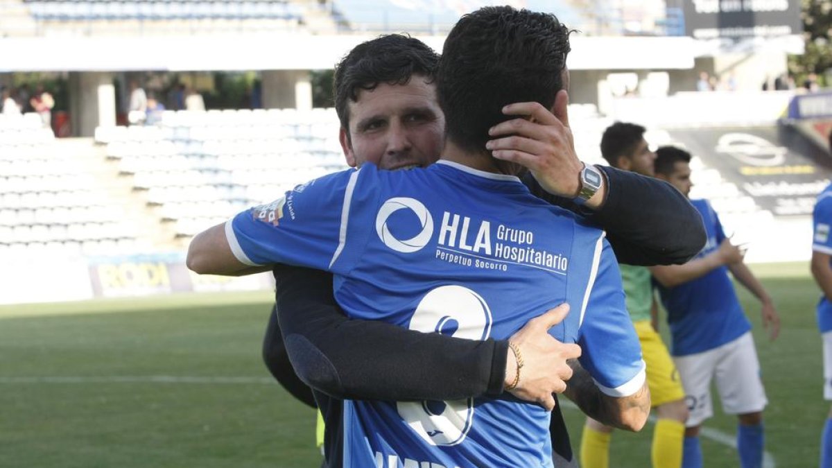 Albadalejo se abraza con Manu Molina el último partido en casa.