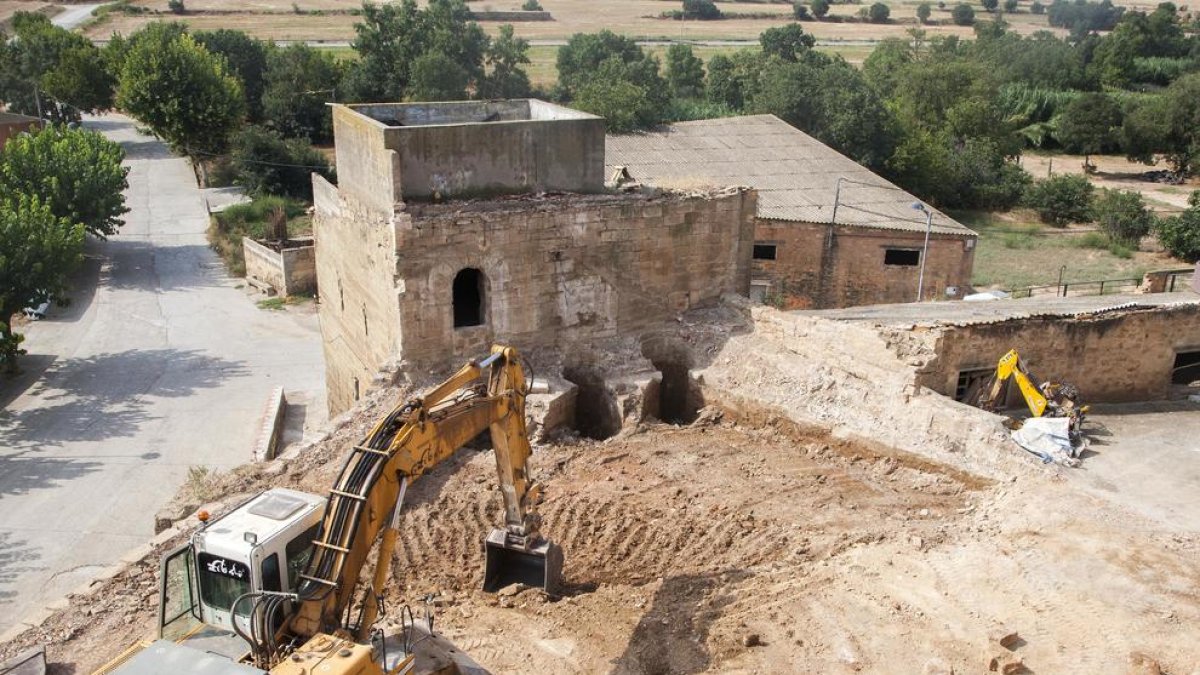 Durant la primera actuació s’han enderrocat diverses construccions superposades al molí.