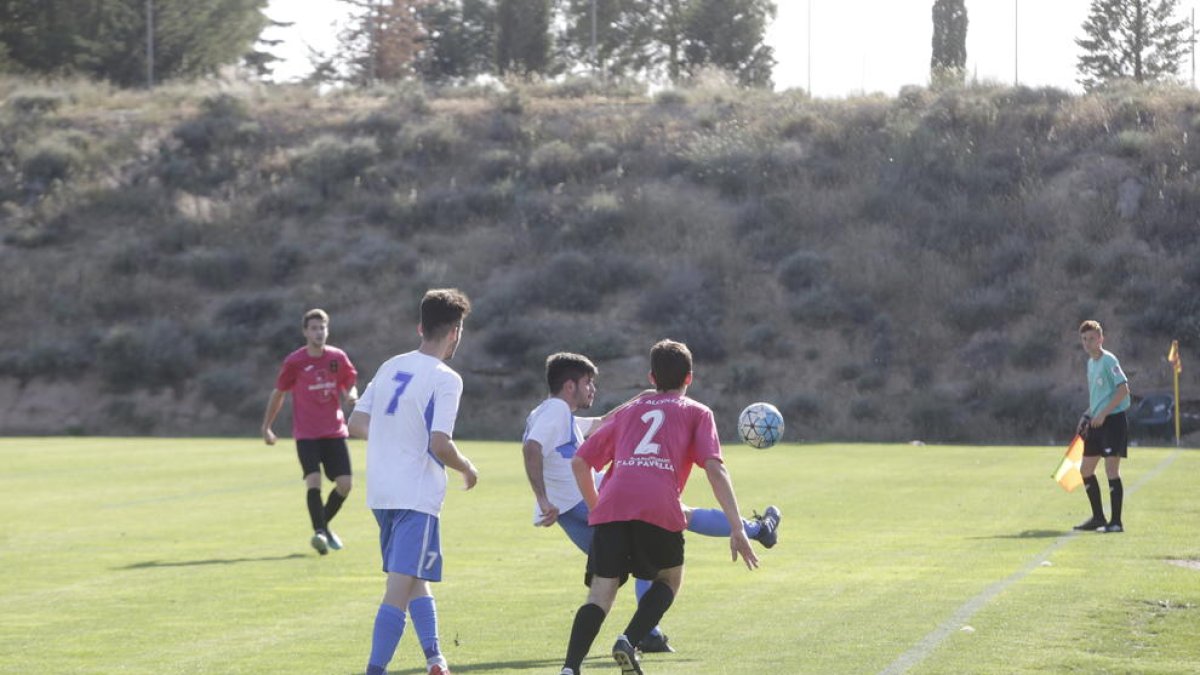 Un jugador del Mollerussa controla un balón aéreo, ayer en Alcoletge.