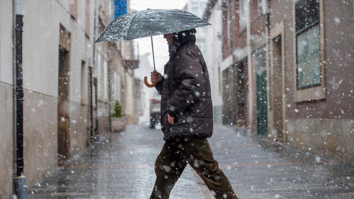Primers flocs de neu a la localitat càntabra de Reinosa, ahir.