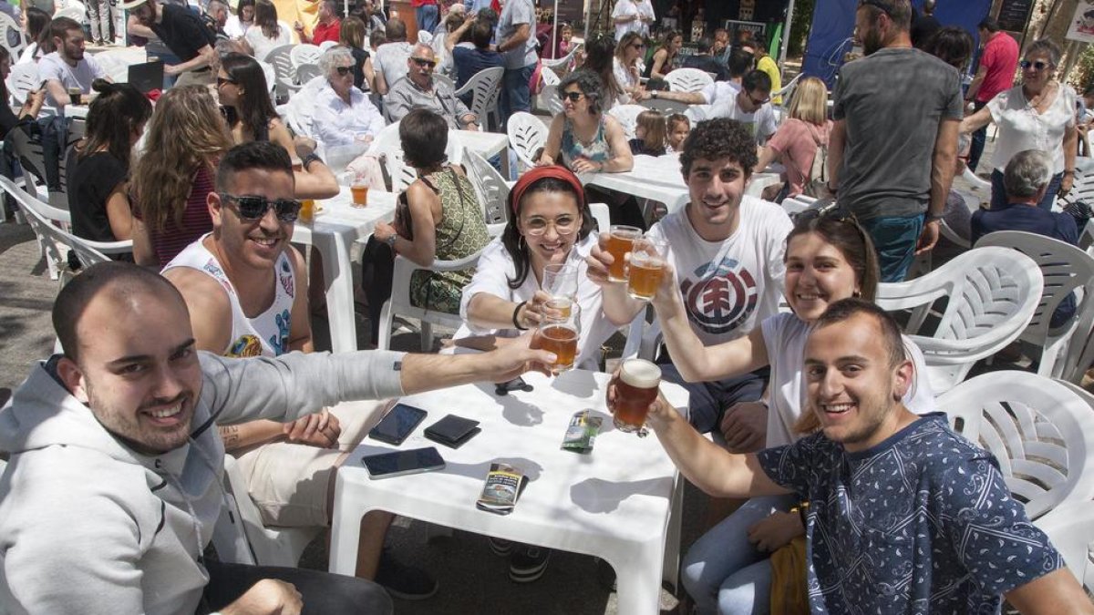 Els visitants van poder tastar ahir varietats aptes per a celíacs, així com un gelat de cervesa.