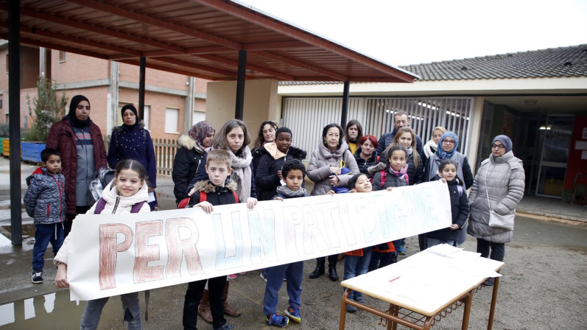 Padres y alumnos del colegio Joan Maragall reclaman un “patio digno”.