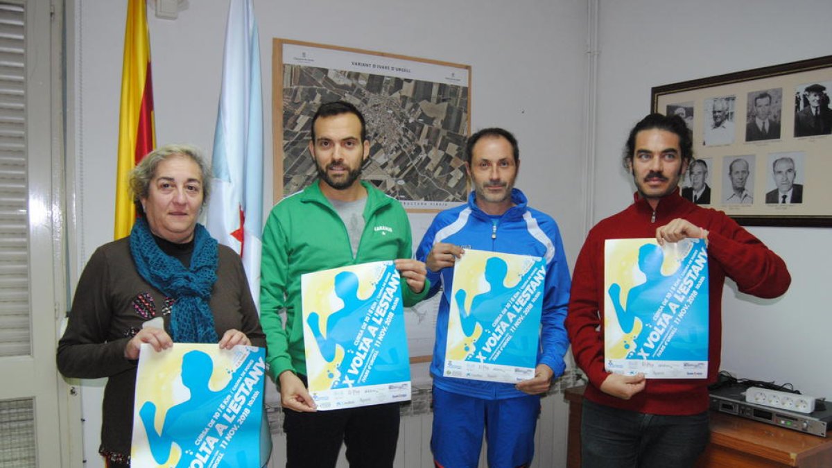 La alcaldesa de Ivars y los organizadores ayer durante la presentación de la prueba.