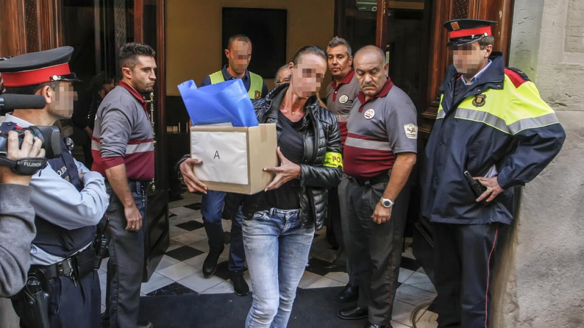 Els Mossos s’emporten material de la Diputació.