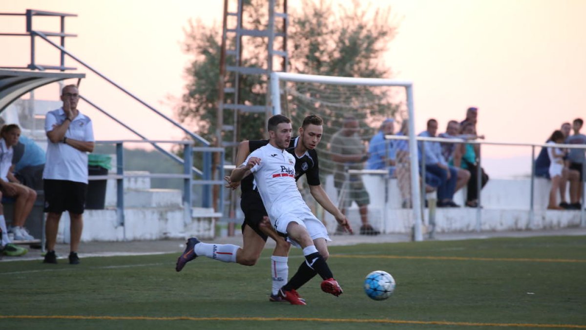 Un jugador del Borges desplaça la pilota davant de la pressió d’un altre del Sant Ildefons, ahir al partit.