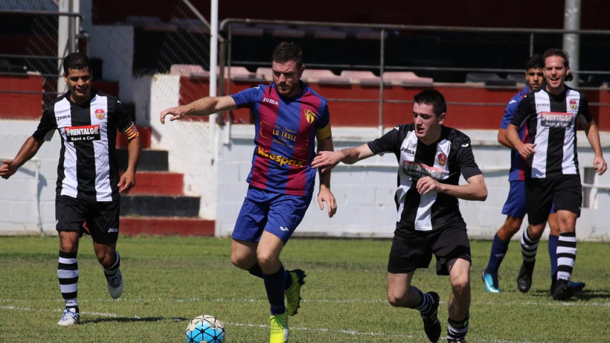 Un jugador del Soses escapando de los defensores del Benavent.
