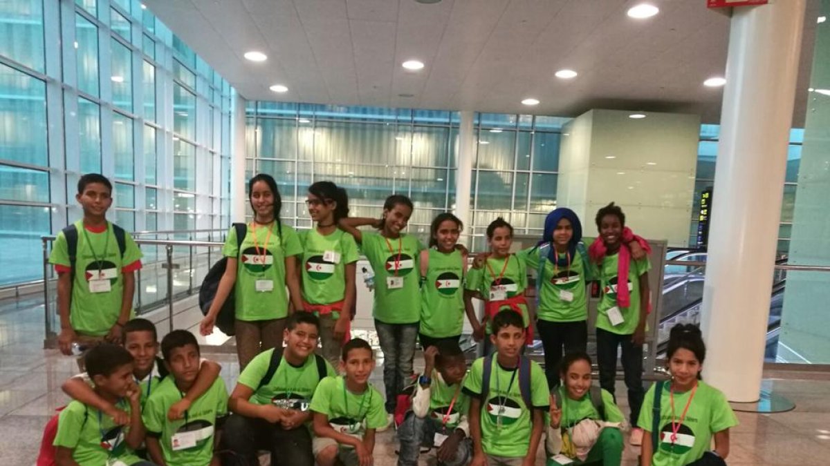 Algunos de los niños que participaron el año pasado en la campaña a su llegada a Barcelona.