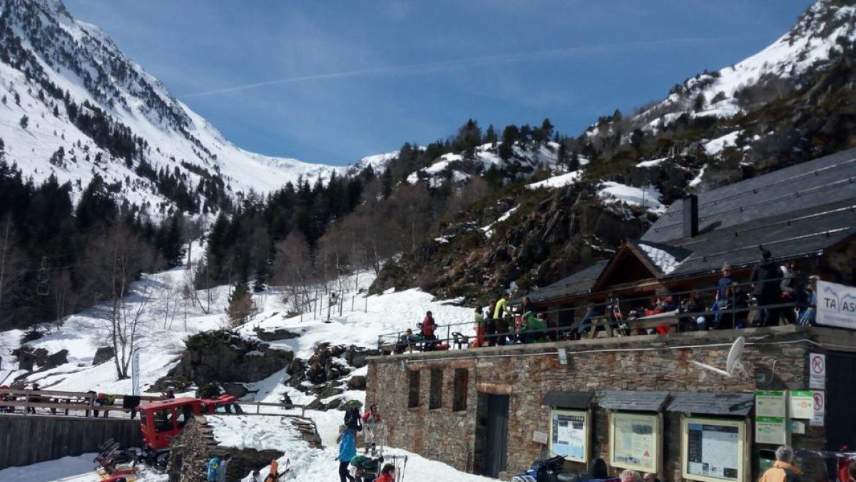 L’estació d’esquí de Boí Taüll va registrar ahir una gran afluència de visitants.