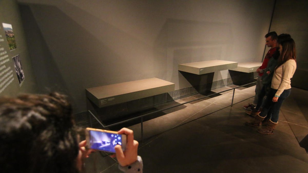 Peanas vacías en el Museu de Lleida, que exhibían piezas de Sigena.