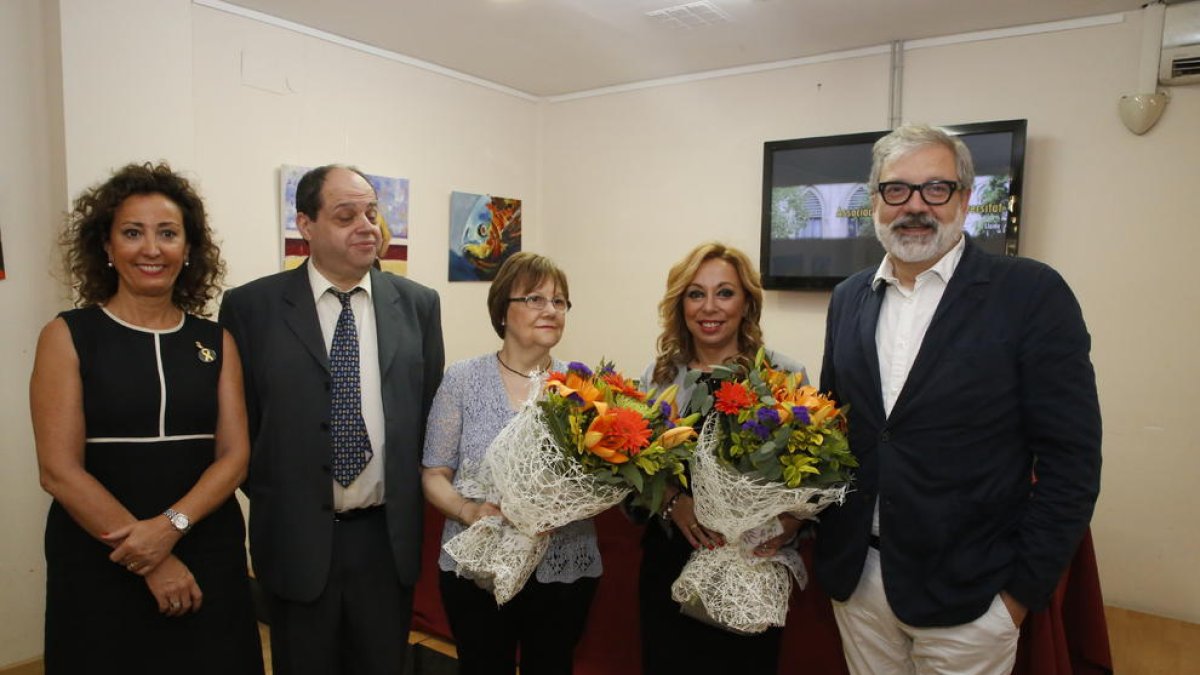 Las comerciantes del barrio Universitat homenajeadas, en el centro.
