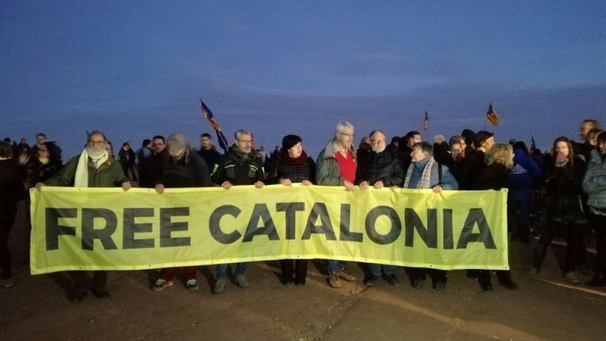 Centenars de persones es van concentrar davant la presó de Lledoners en suport a Turull i Sànchez.
