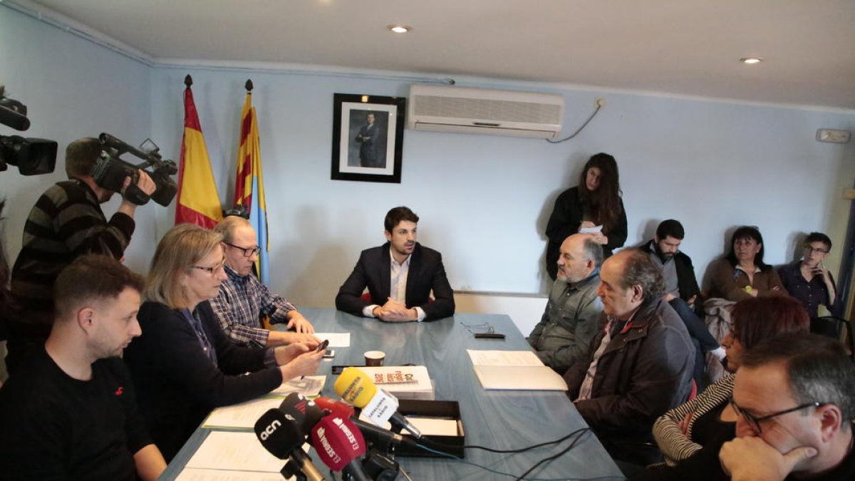 Padre del PDeCAT e hijo del PSC en la mesa de edad y un socialista “no adscrito” - El concejal Antonio Martín (PDeCAT) y su hijo Oriol Martín (PSC), a la izquierda, constituyeron la mesa de edad para elegir al nuevo alcalde. Entre Pérez, a ...