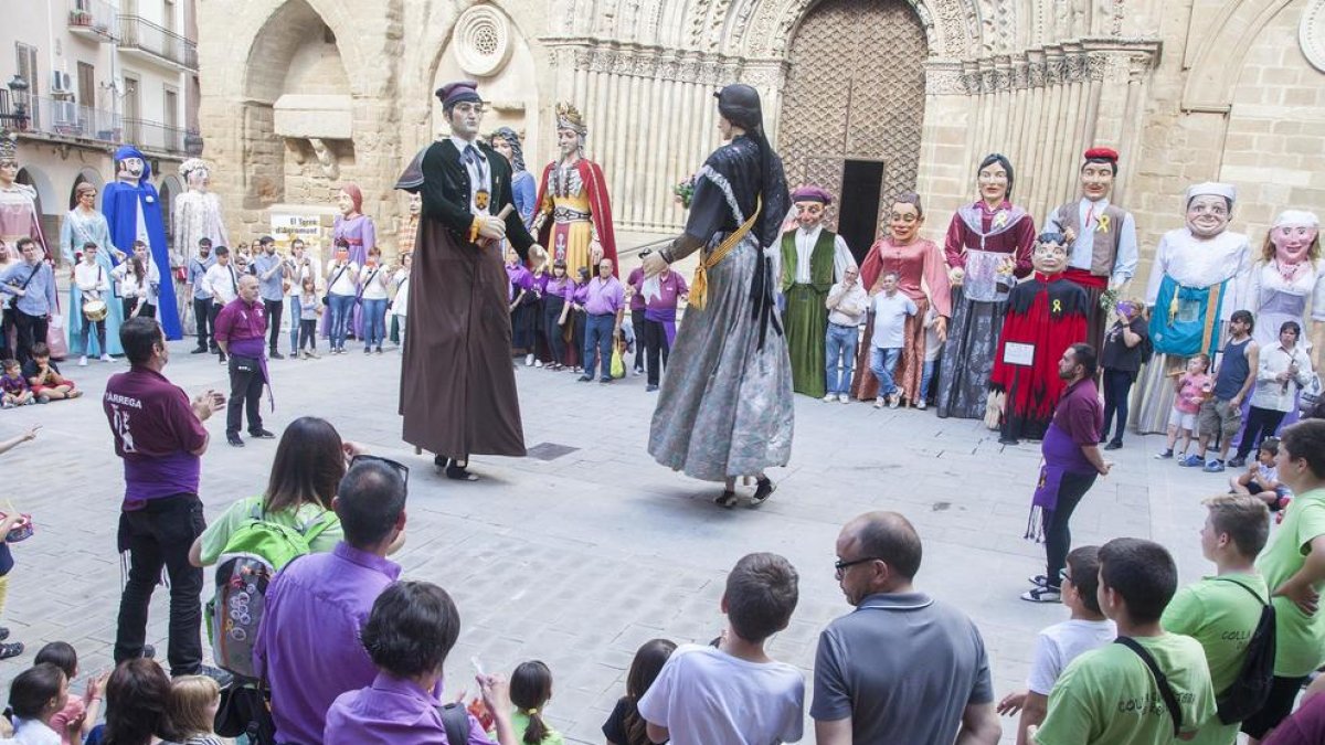 El centre d’Agramunt s’omple de colles geganteres