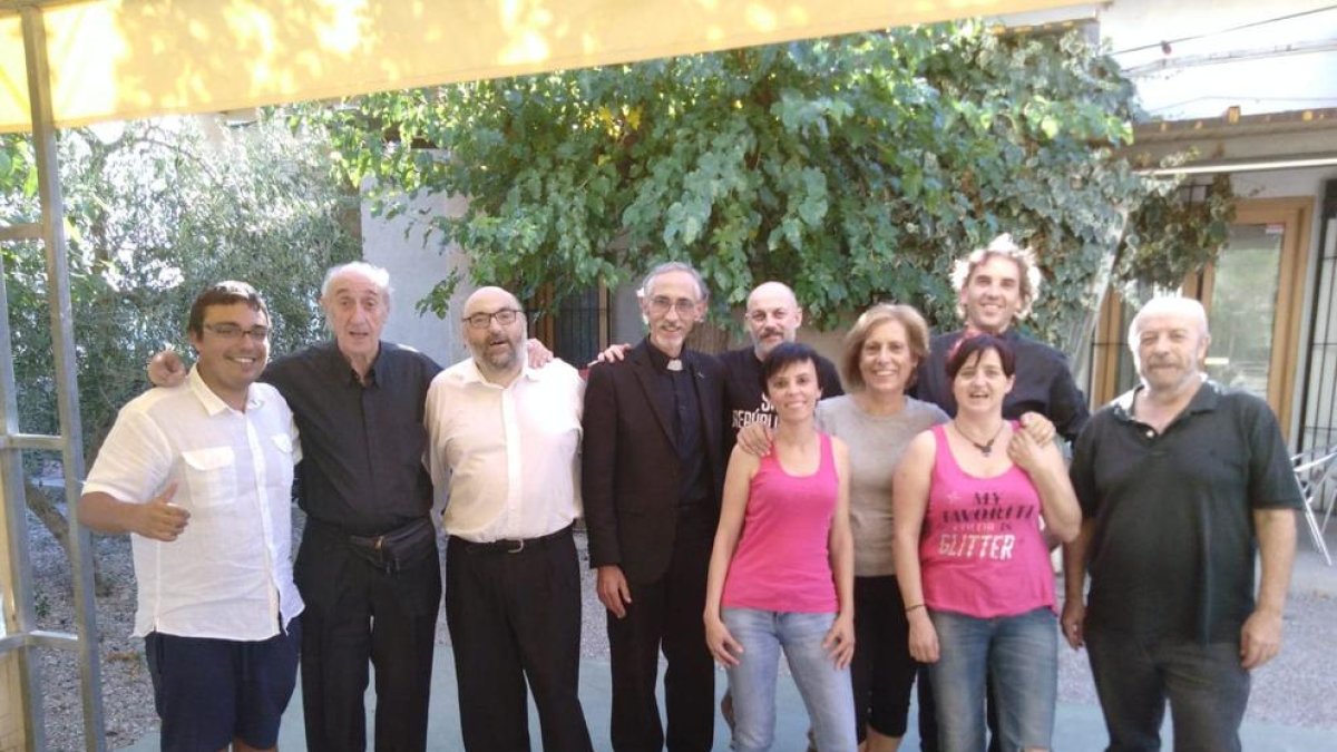 Jaume Felip (izquierda), con actores y técnicos en el final de rodaje en Sant Martí de Maldà.