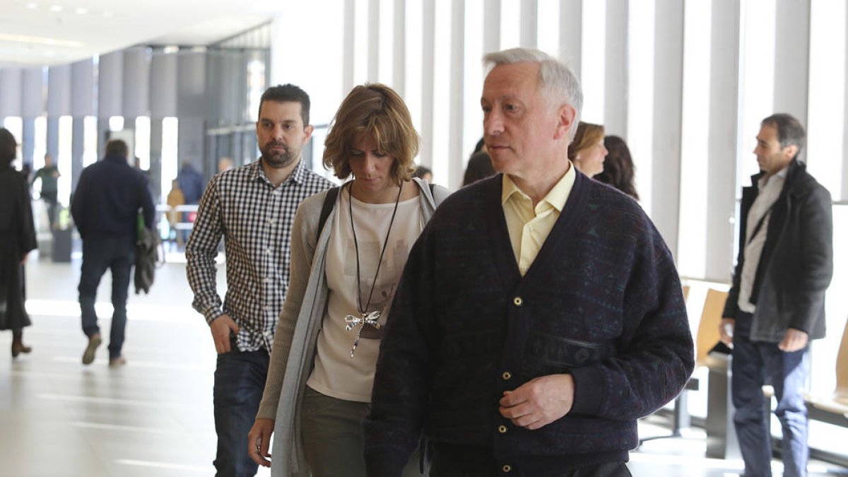 Els tres metges condemnats, ahir als jutjats d’Osca.