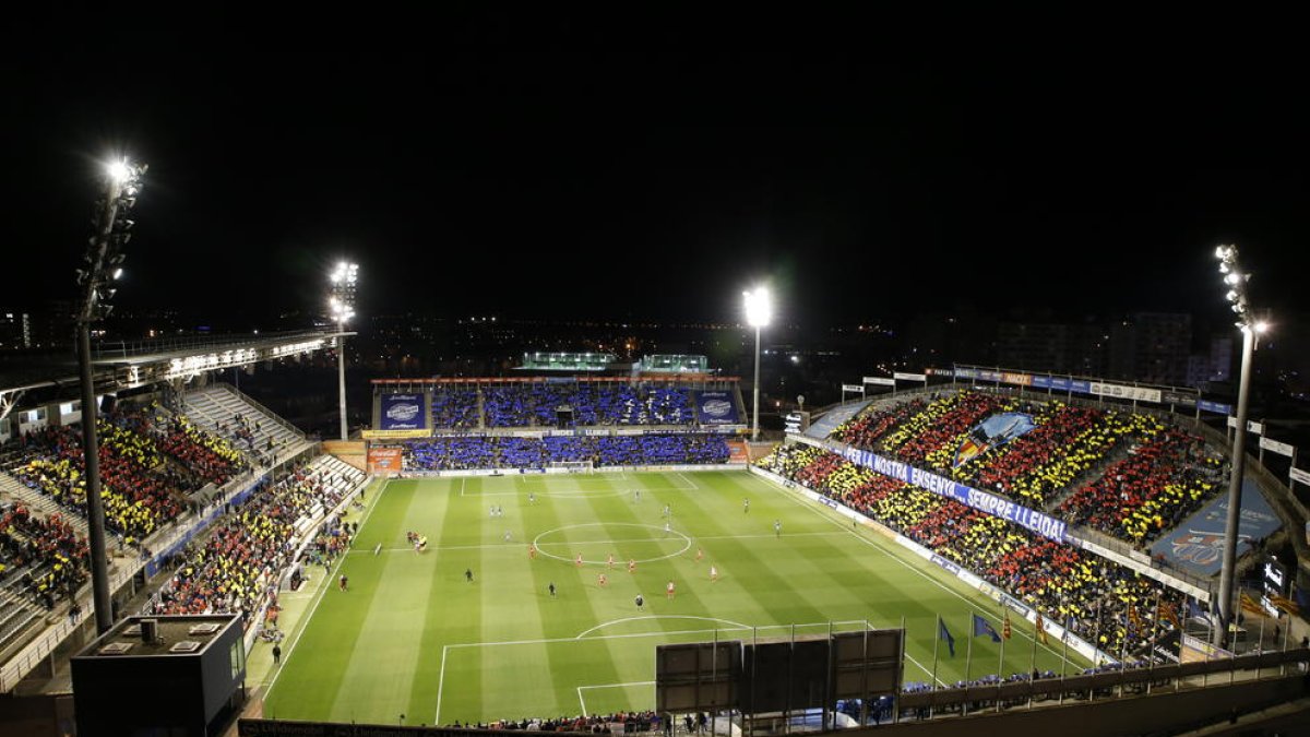 Aspecte del Camp d’Esports en el moment en què es va desplegar l’espectacular mosaic, amb un escut gegant del club i el lema “Per la nostra ensenya... Sempre Lleida!”.