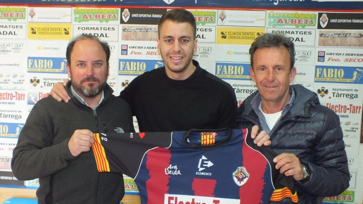 Edu Berrocal, en el centro, nuevo entrenador del Tàrrega.